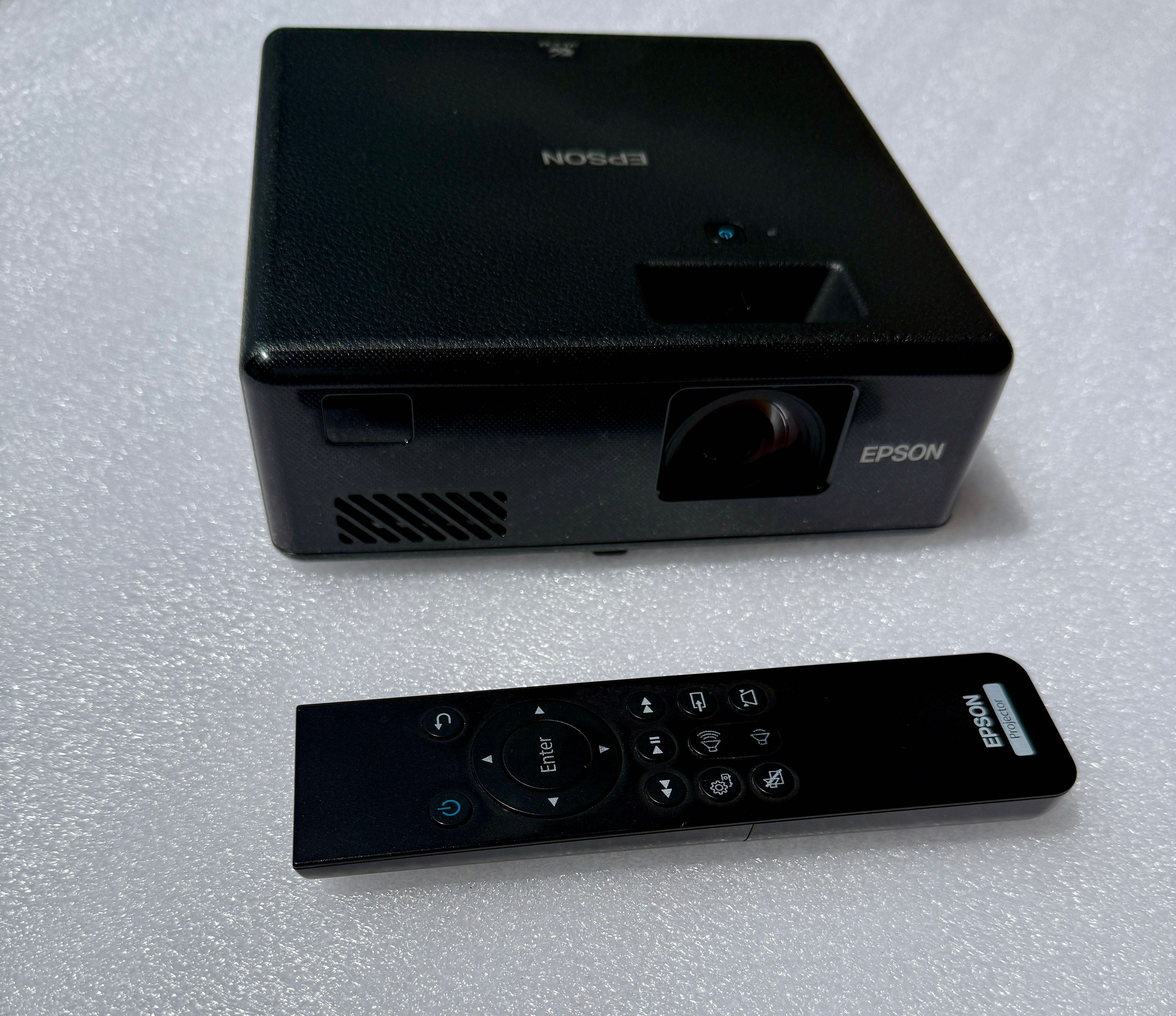 Projektor Epson EF-11 3LCD tylko 350h świecenia