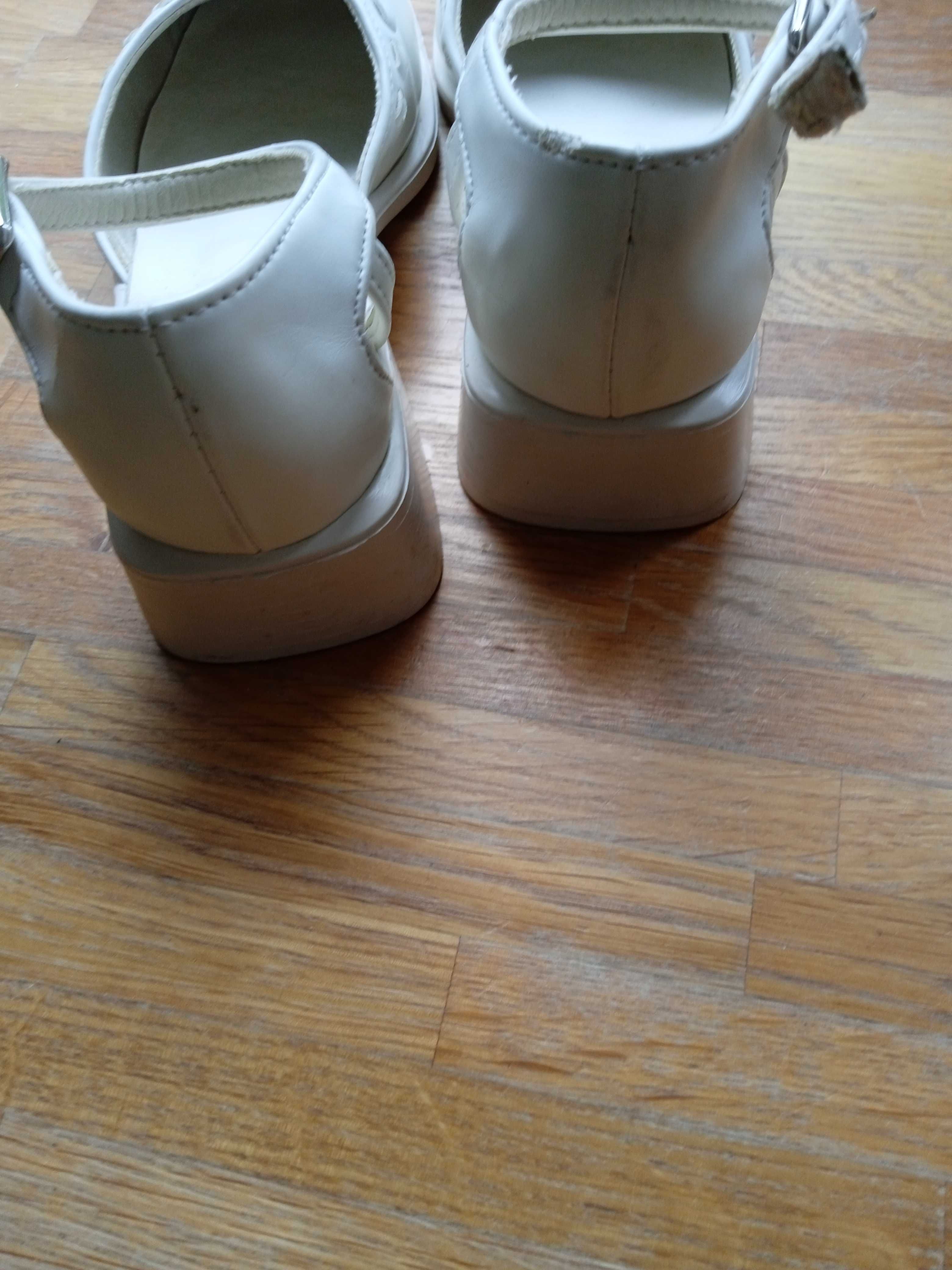 Buty pantofle białe 33