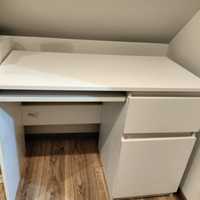Białe biurko z szafkami