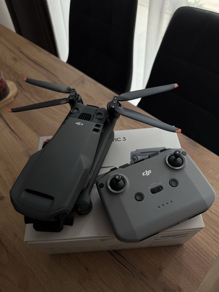 Квадрокоптер DJI Mavic 3 дрон