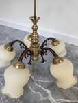 Lampa mosiężna z kloszami w kształcie tulipanów