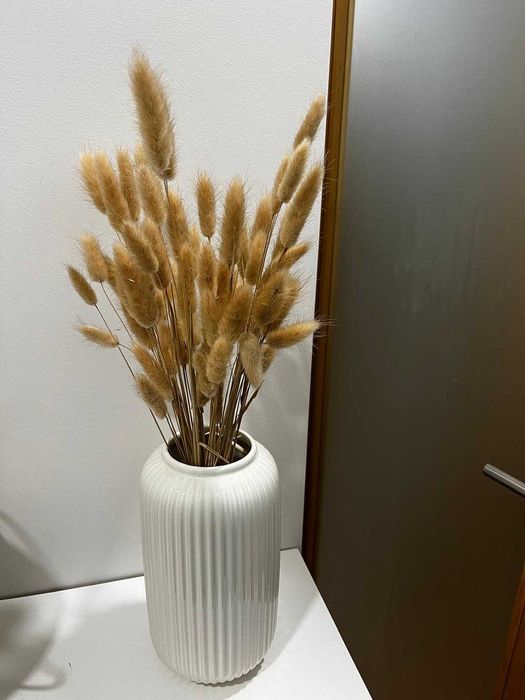 Jarra Ikea + Pufe Branco + Globo Dourado Homa