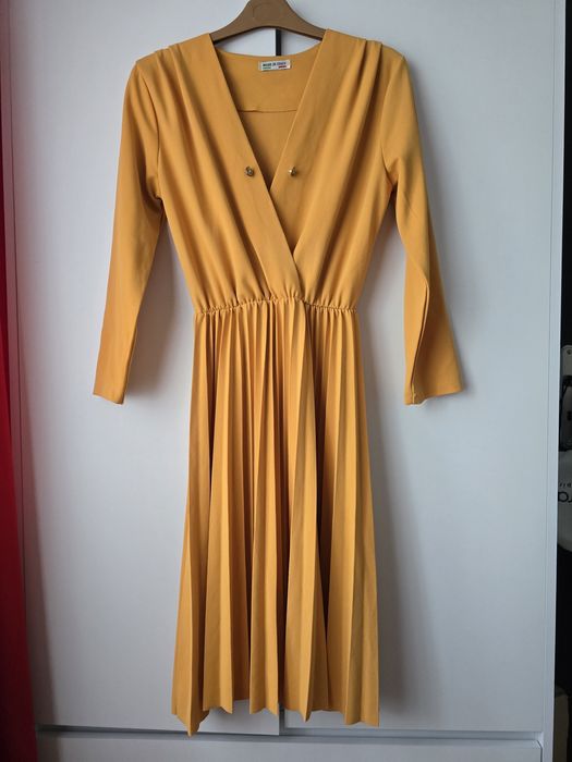 Sukienka biurowa plisowana musztardowa