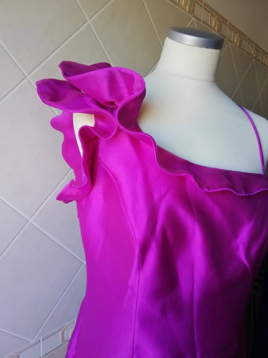 Vestido cerimónia curto, em rosa fuxia