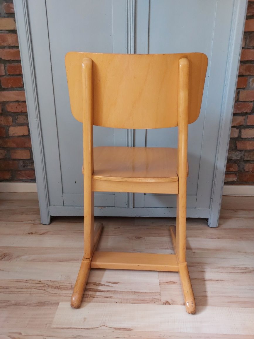 krzesło drewniane z drewna warstwowego