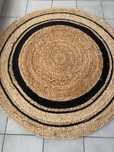 Tapete redondo bege e preto