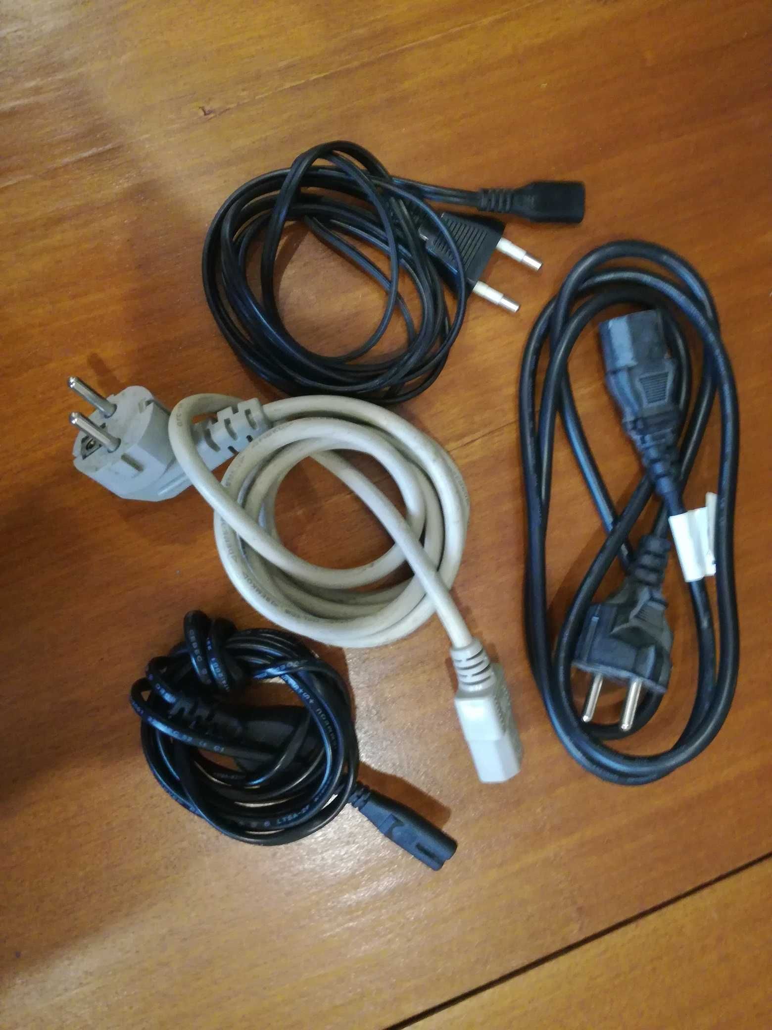 Extensões scart, rca, vga, cabos alimentação, repartidor TV, adaptador