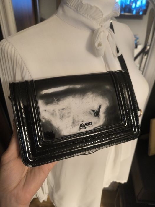 Mała czarna torebka lakierowana Aldo na ramię