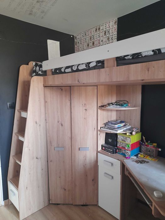 Łóżko piętrowe z biurkiem i szafą