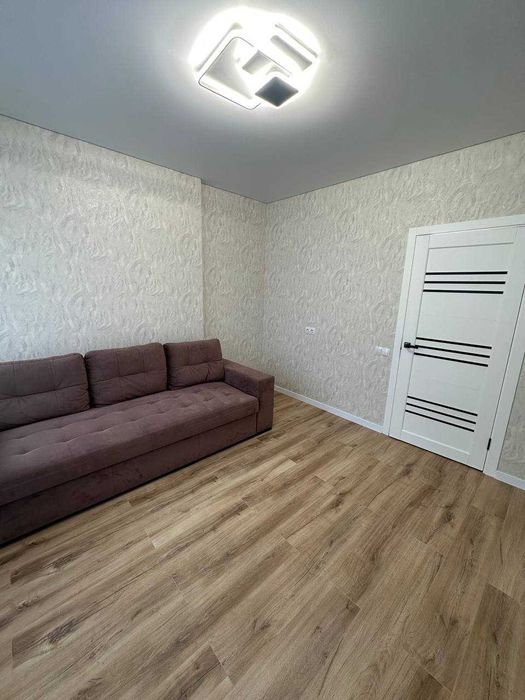Продаж 1 кімнатної квартири з ремонтоми і меблями.