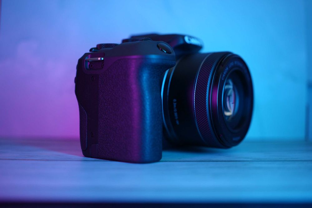 Canon R10 com objetiva RF 50mm, microfone, cartão 32GB e bolsa