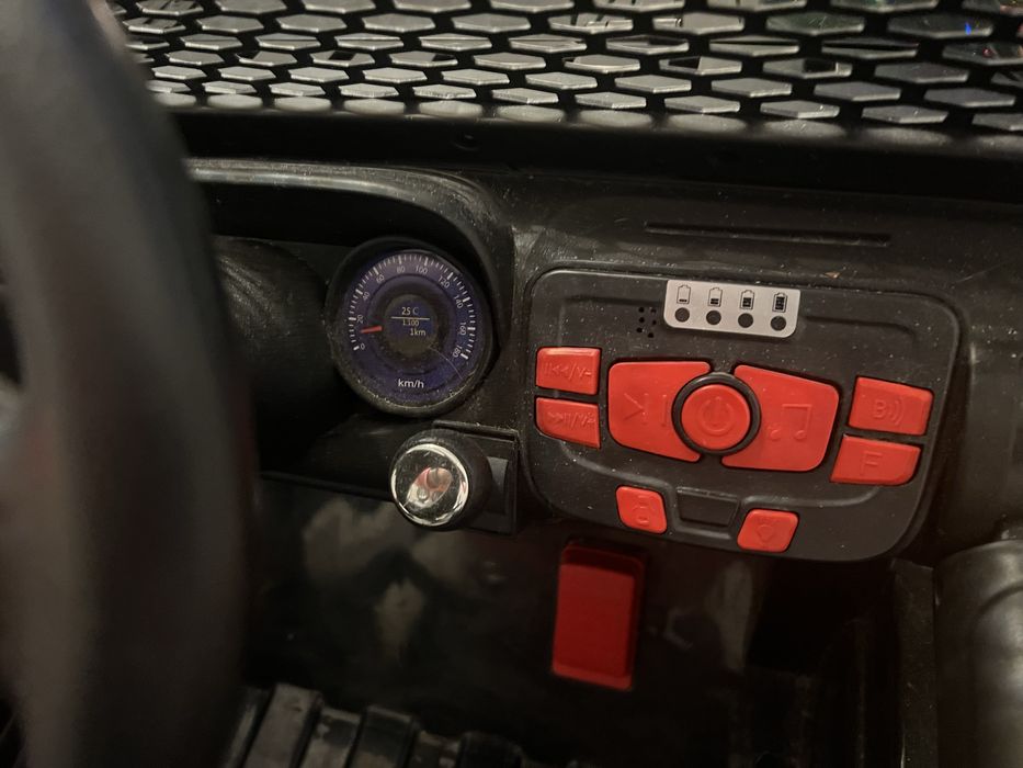 Джип дитячий з музикою і на пульті, ідеальний стан, гаражне утримання)