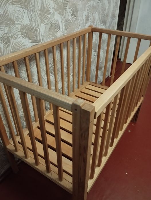 Дитяче ліжечко з натурального дерева