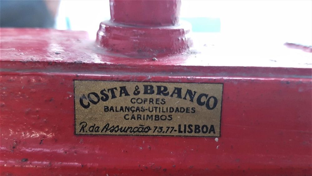 Balança antiga com pesos.