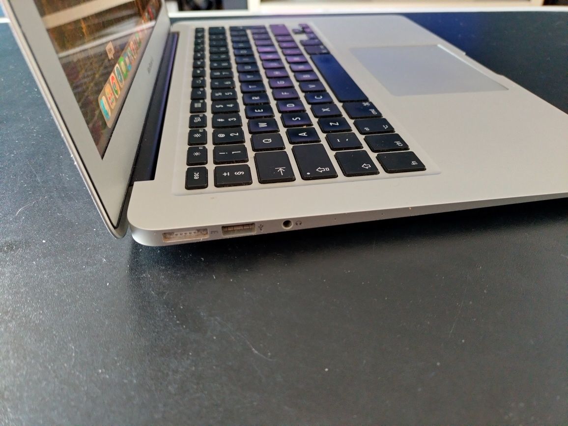 MacBook Air Intel i5, 8gb ram, 512 SSD