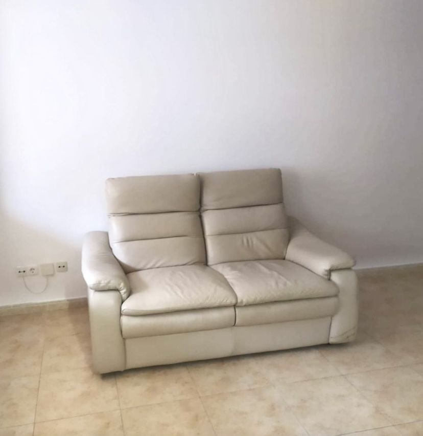 Sofá bege em pele 2 lugares