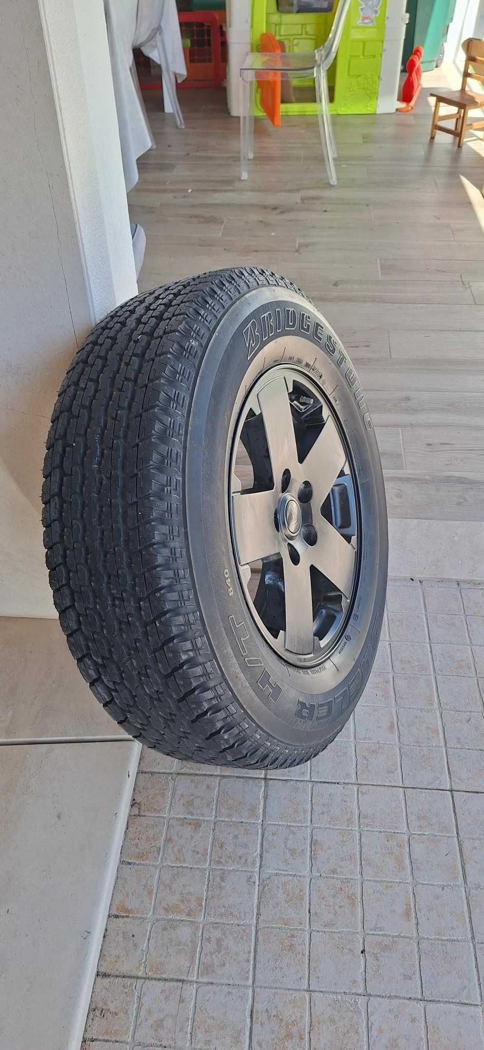 Jante c/ pneu 255/70R18 Jeep 5x127 18 (Wrangler JK, Grand Cherokee)