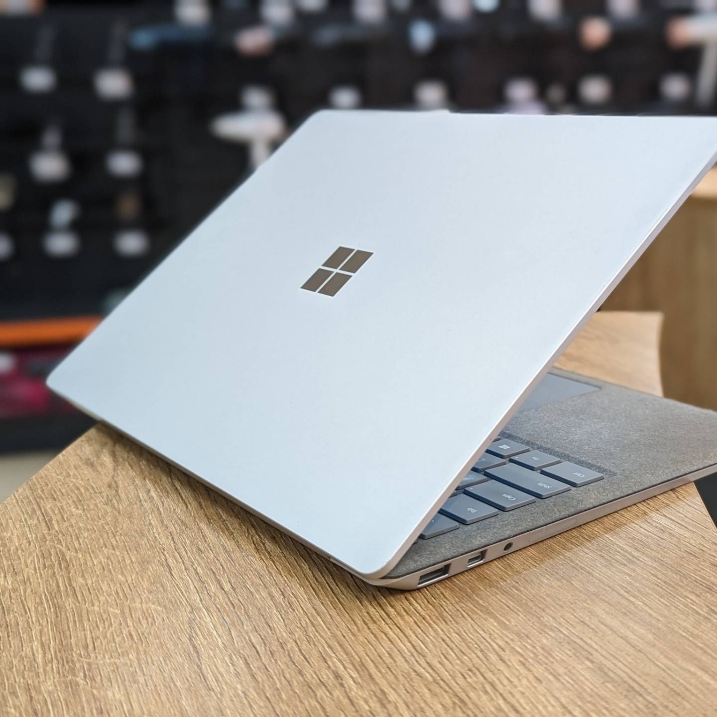 Microsoft surface laptop 13 1769 QHD 2K