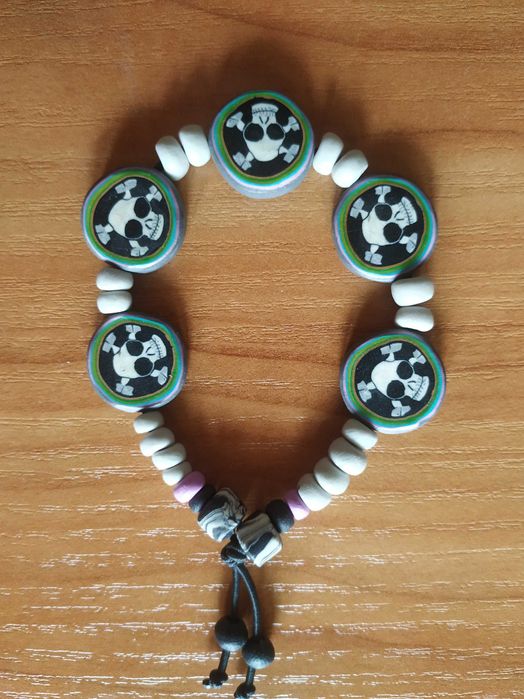 Лот из разной бижутерии: бусы, серьги, браслеты.