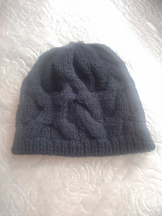 Czarna czapka zimowa