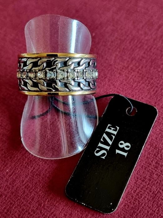 Anel bicolor, em aço, com fiada de zirconias no centro. T18