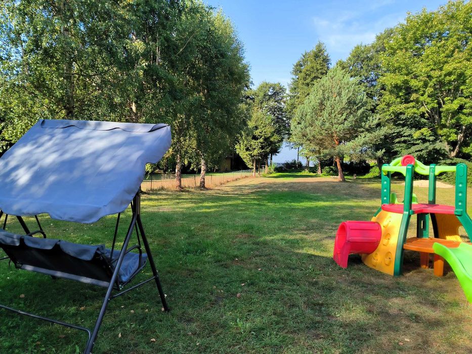 Domek letniskowy nad jeziorem Dadaj, linia brzegowa, pomost, łódki