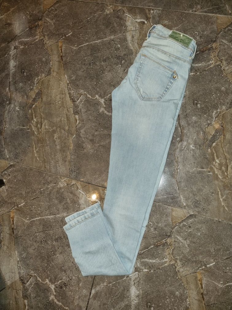 Spodnie jeans w rozmiarze XS