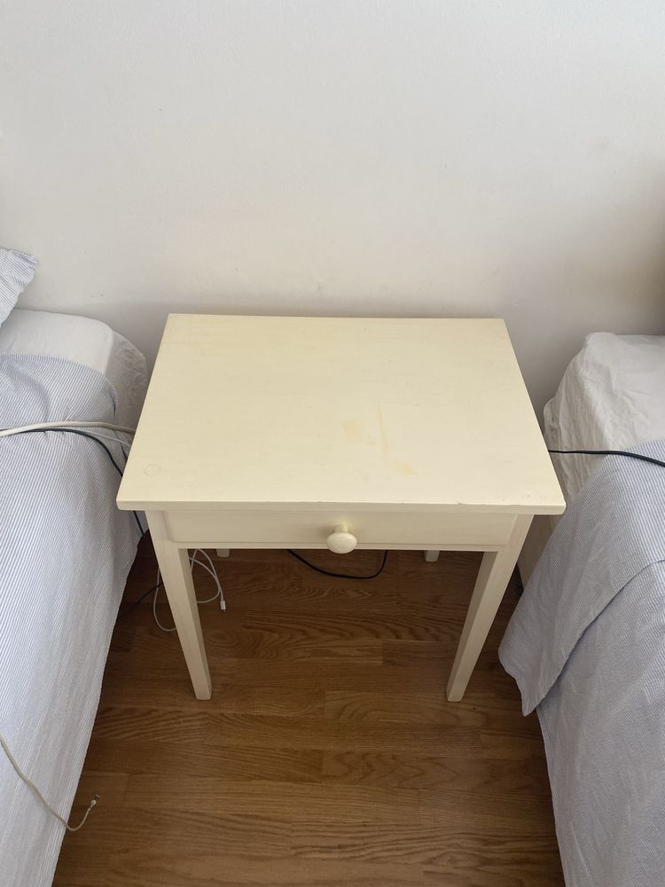 Mesa de cabeceira branca/creme