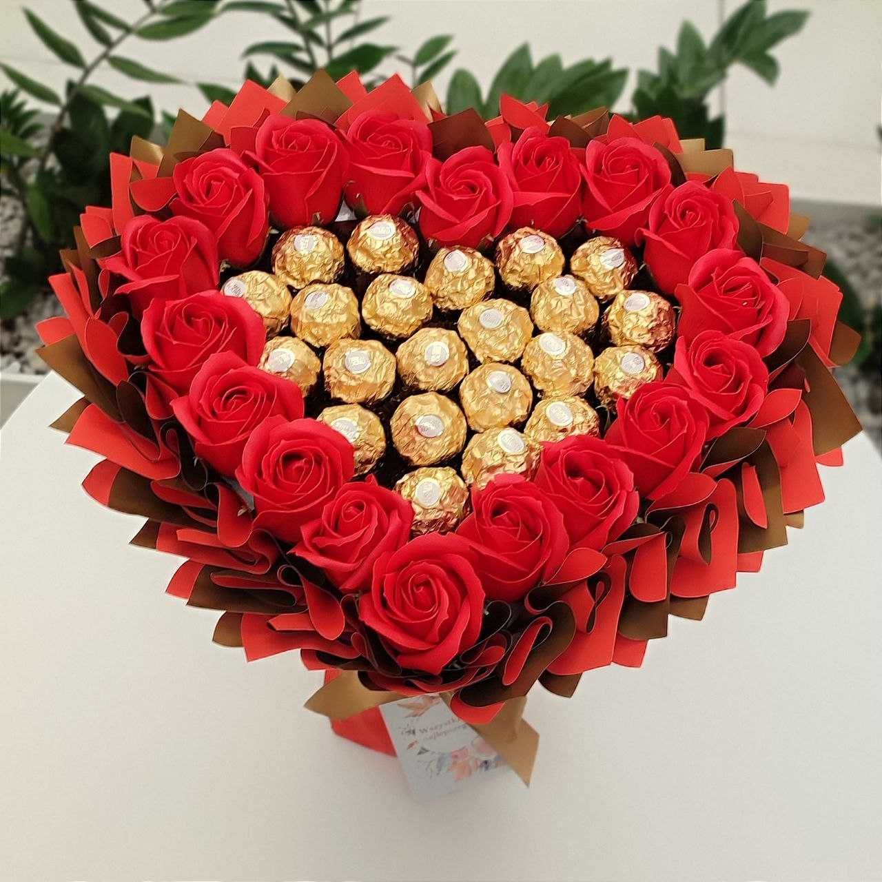 Bukiet serce z Ferrero Rocher i 18 szt róż. Prezent na 18 Urodziny