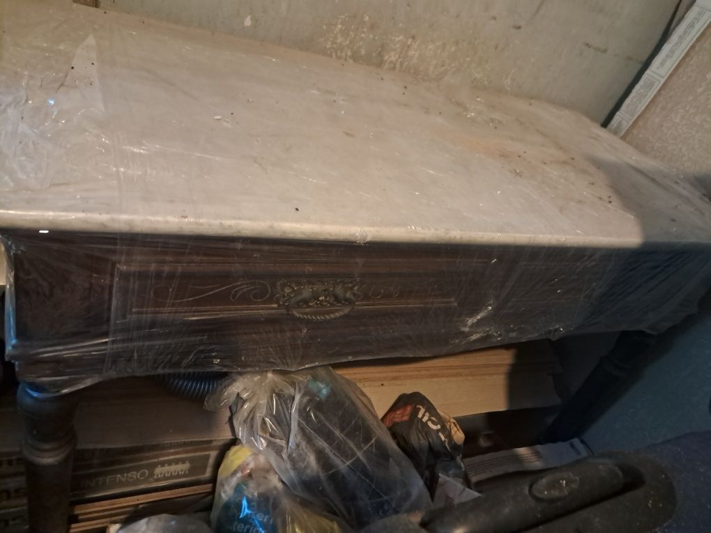 Mesa antiga com pedra
