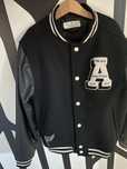 Kurtka baseballowa z aplikacjami H&M.