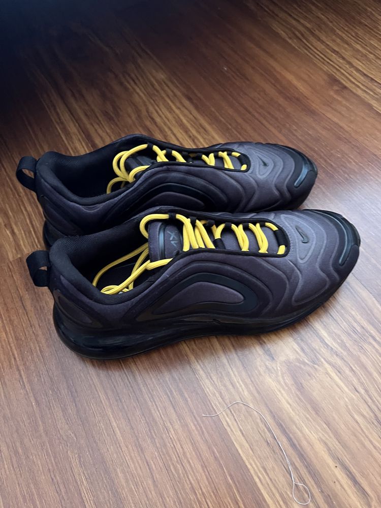 Tenis Nike 720 Pretas com cordao amarelo ou preto