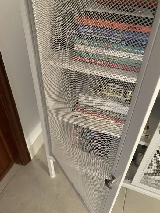 Aparador branco com portas de malha