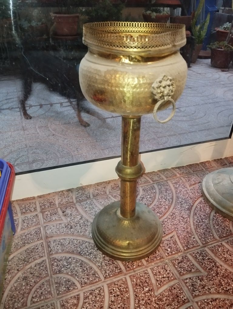 Vasos pequenos e grande em latao