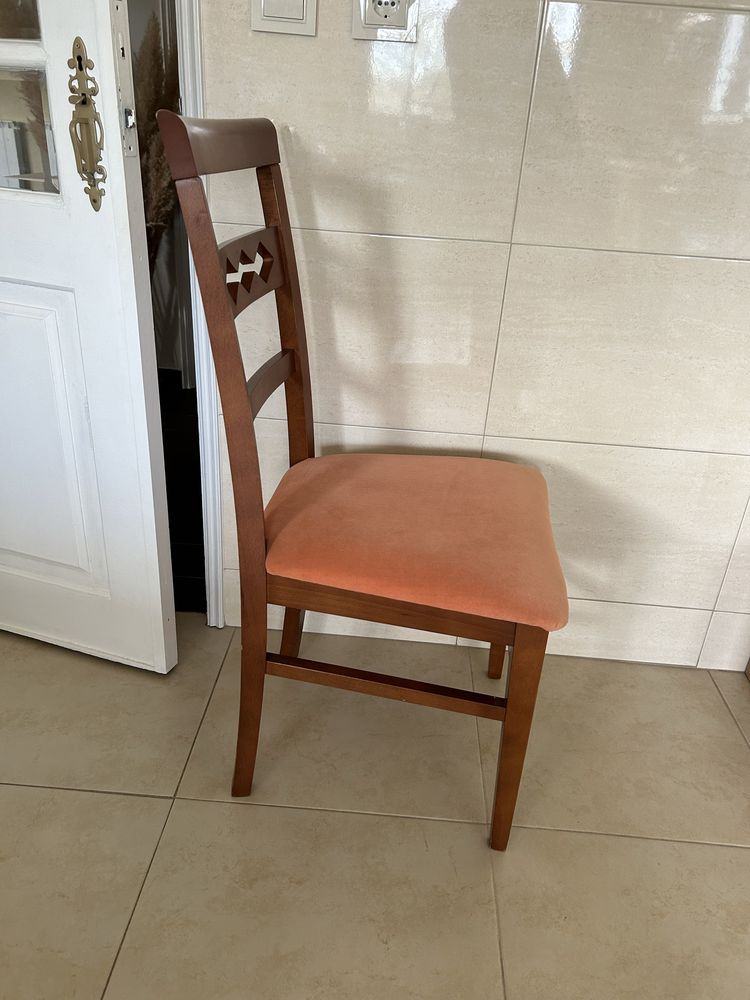 Cadeira madeira maciça almofadada