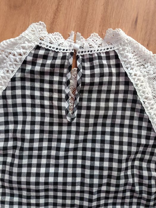 Bluzka w kratkę z ozdobną koronką
