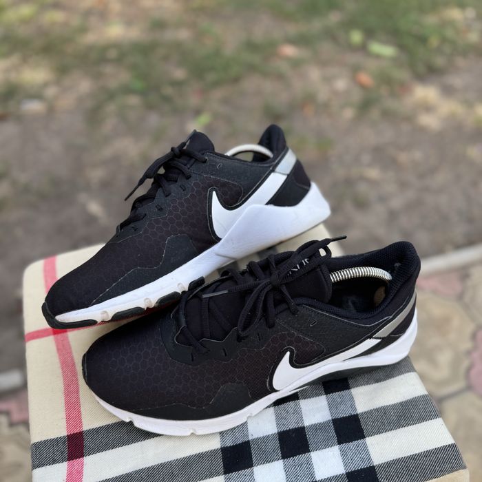 Кроссовки Nike Legend Essential 2, 44,5 размер, Оригинал, Кросівки