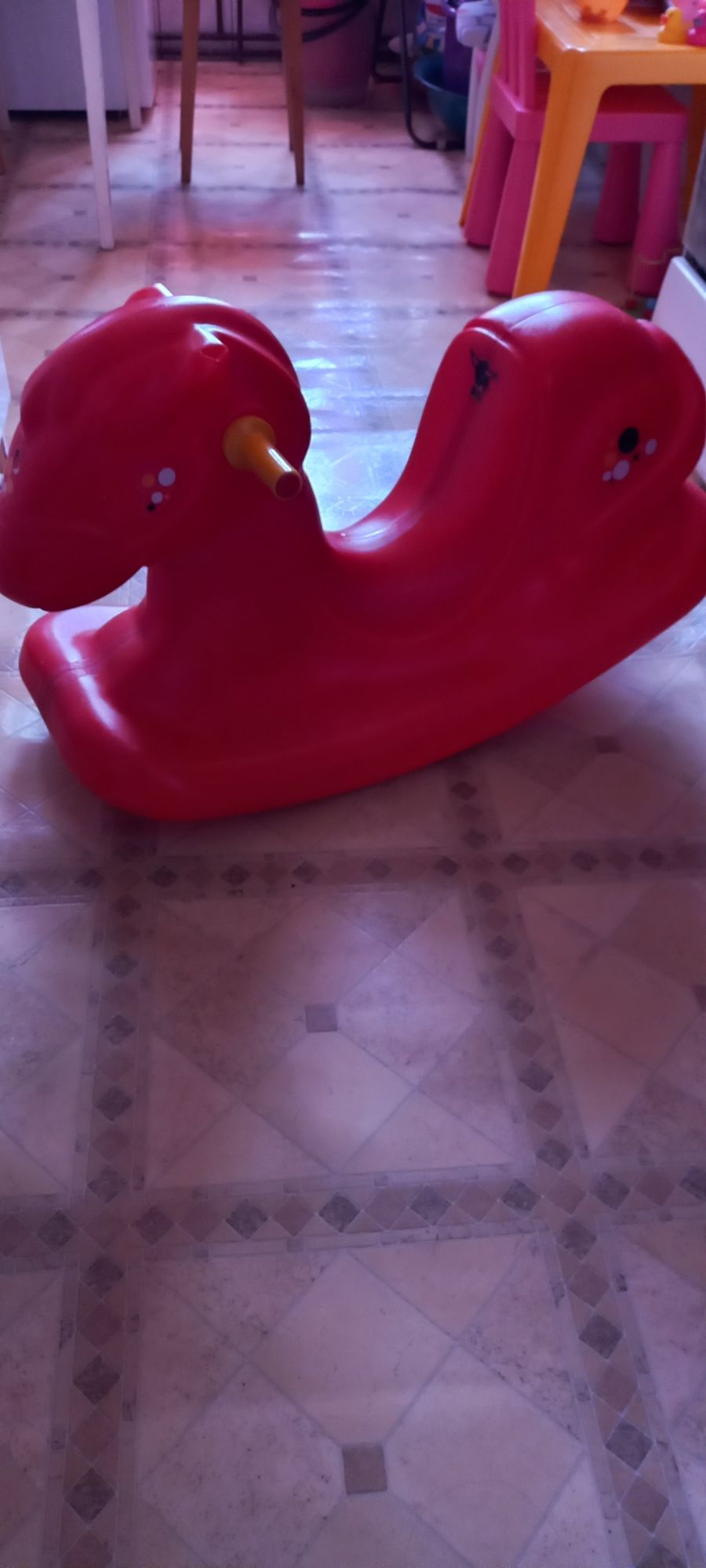 Czerwony plastikowy koń na biegunach dla dzieci + gratis