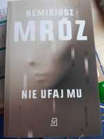 "Nie ufaj mu" R. Mróz