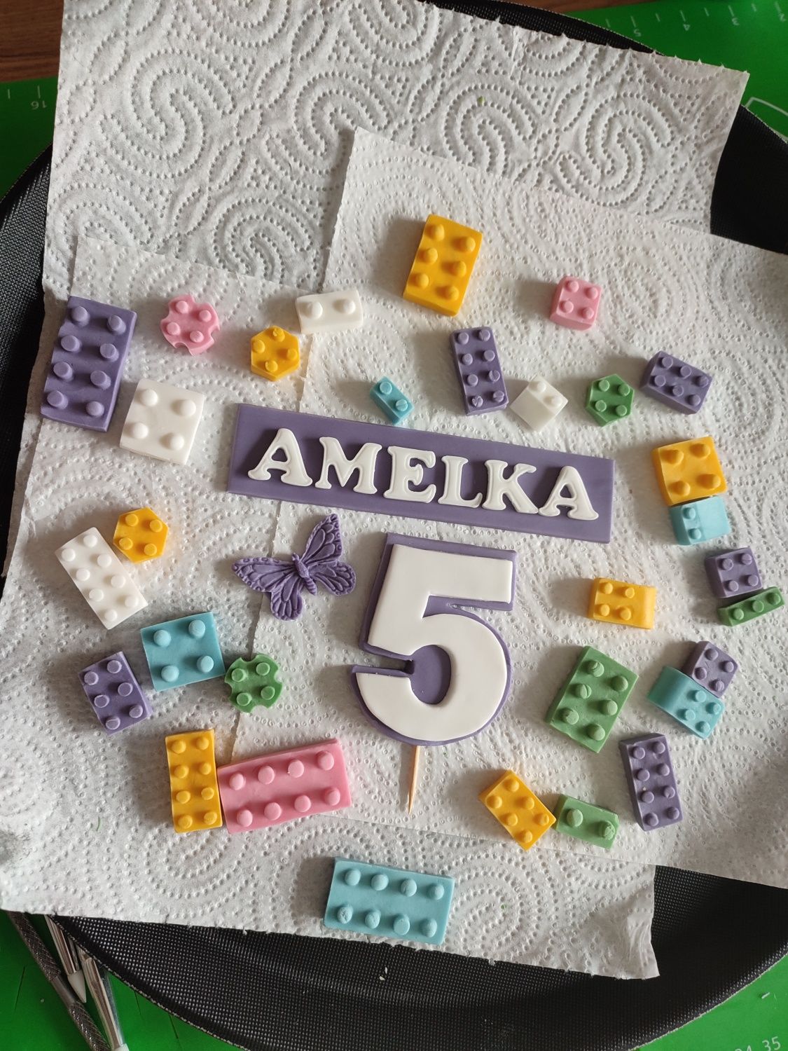 Lego z masy cukrowej z imieniem i cyfra dekoracja na tort