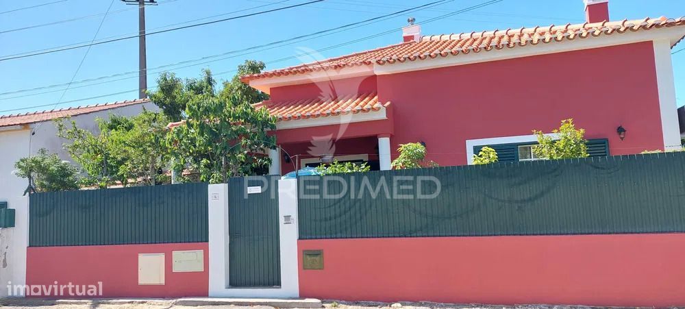 Moradia independente como nova vendida com todo o recheio