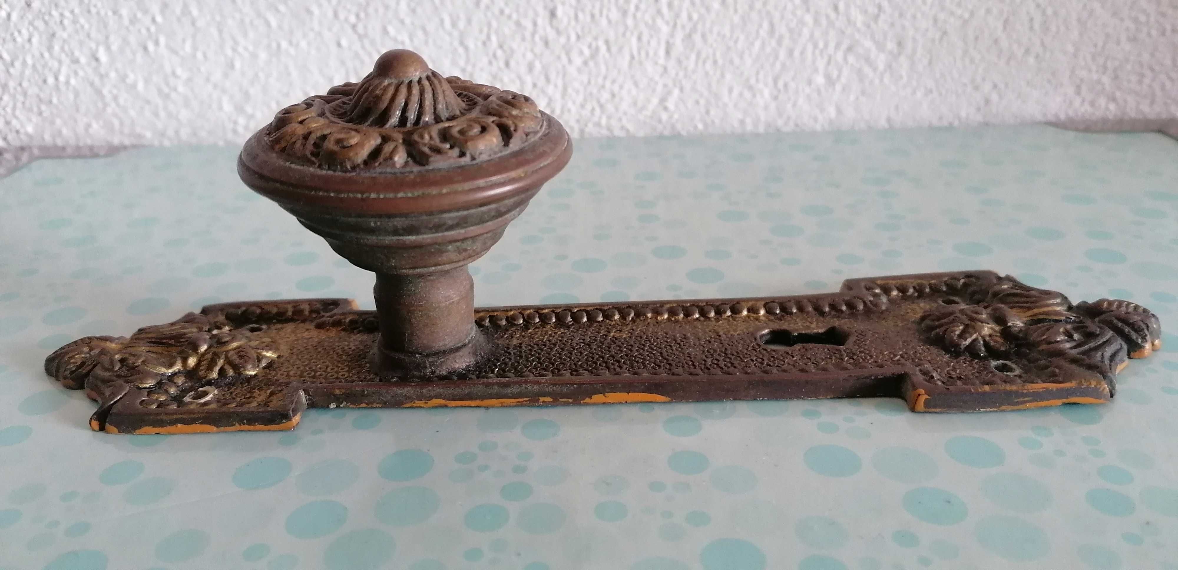 Puxador de porta vintage em latão trabalhado - em bom estado