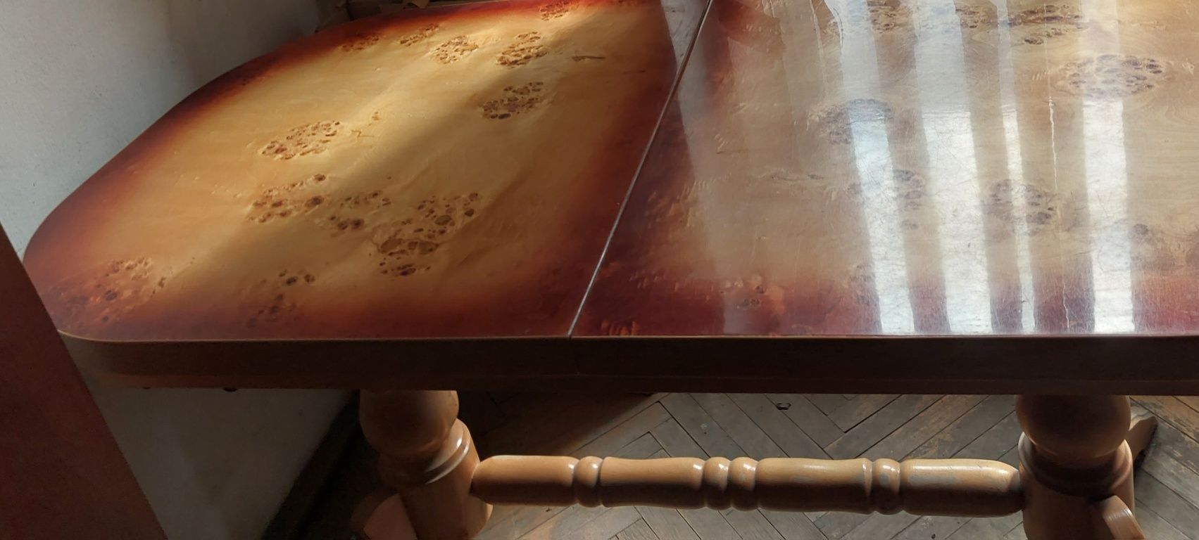 Ławo-stół podnosi się i obniża kręcąc korbką umieszczoną pod blatem.
