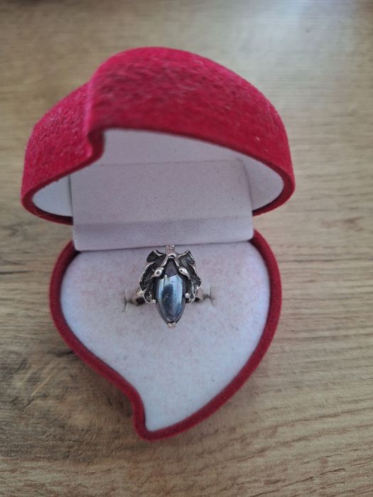 Stary srebrny pierścionek z hematytem