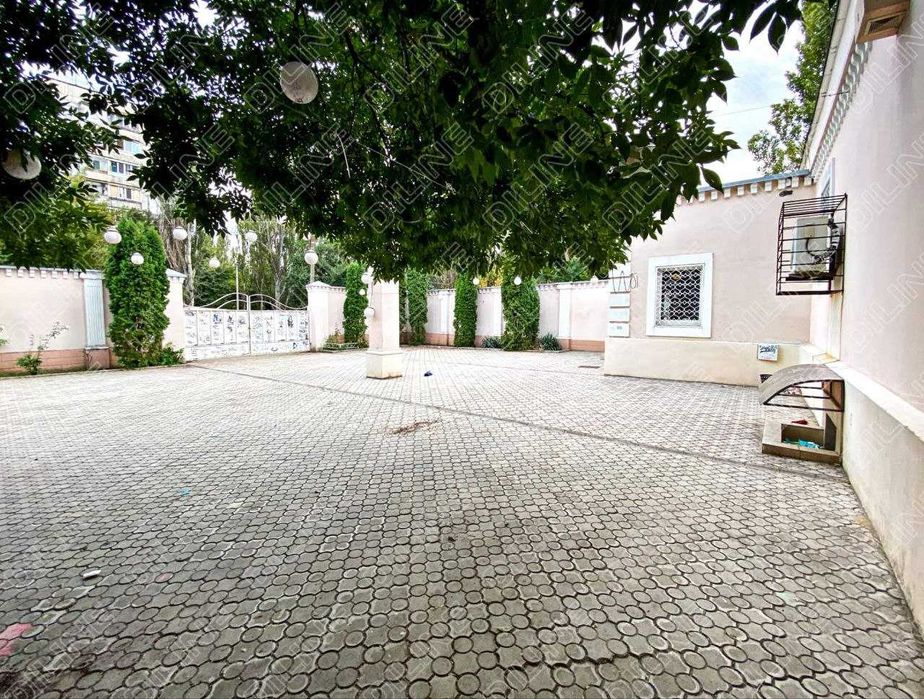 Здание с огражденной территорией на Правом берегу