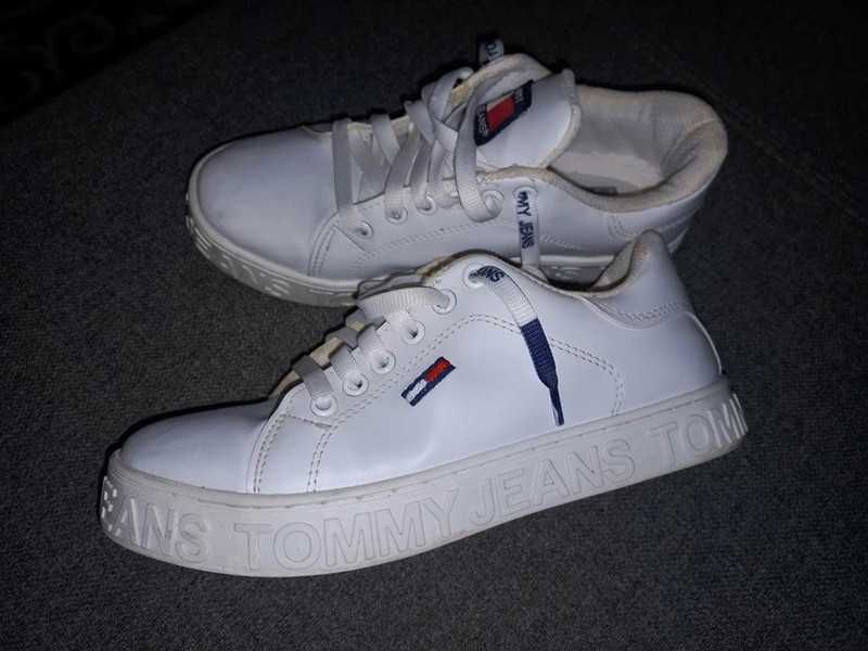 Białe trampki Tommiego Zobacz