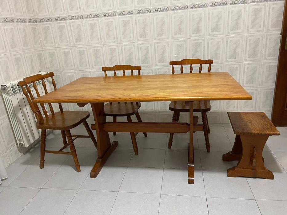 Mesa de cozinha em madeira maciça