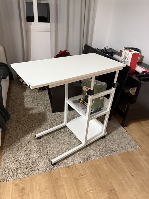 Mesa lateral de sofá em forma de U com rodas, madeira projetada