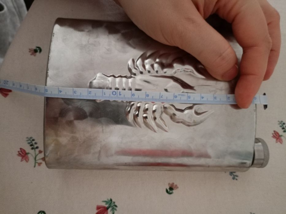 Duża piersiówka z wizerunkiem raka homara