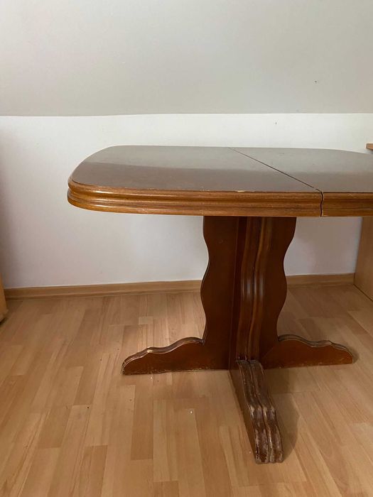 Klasyczny stół ze Swarzędzkiej Fabryki Mebli